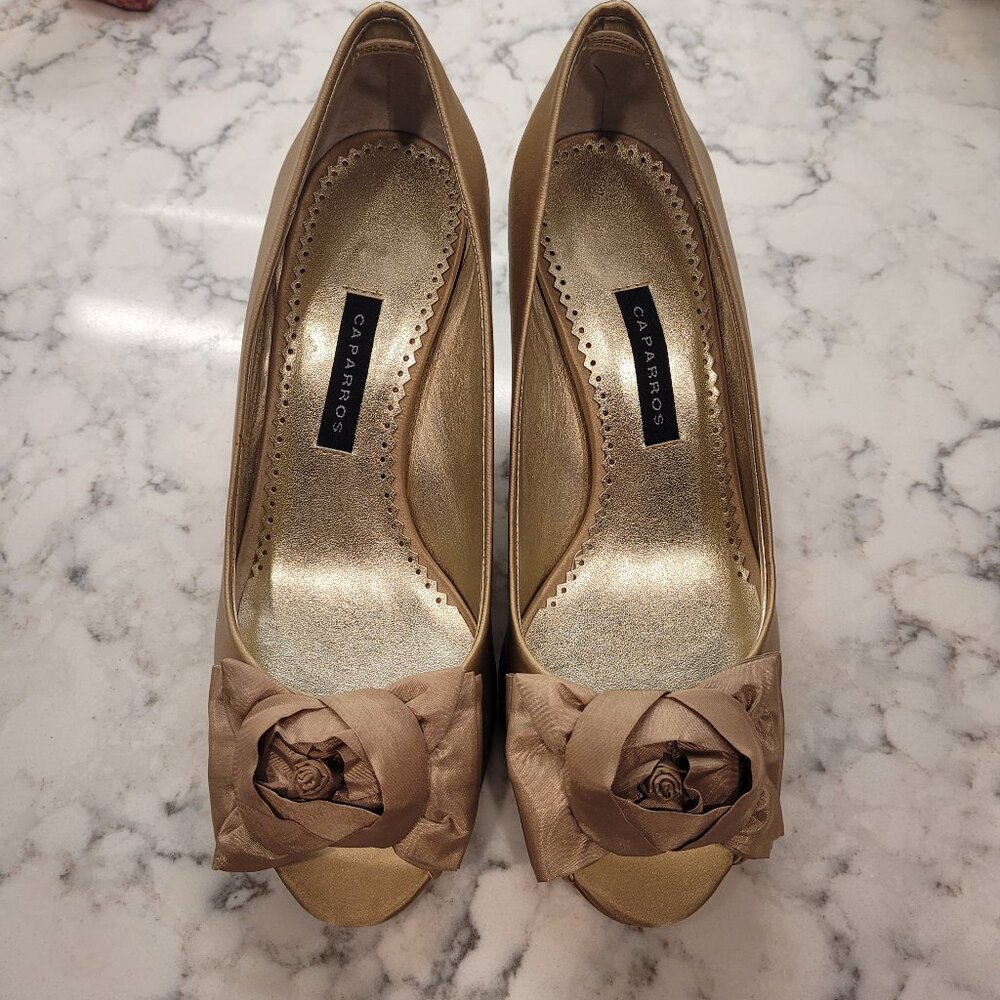 NEW WOMEN'S CAPPAROS Gold FLOWER PUMP SIZE 6.5